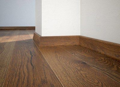 Полагане на первази от естествен дървен материал